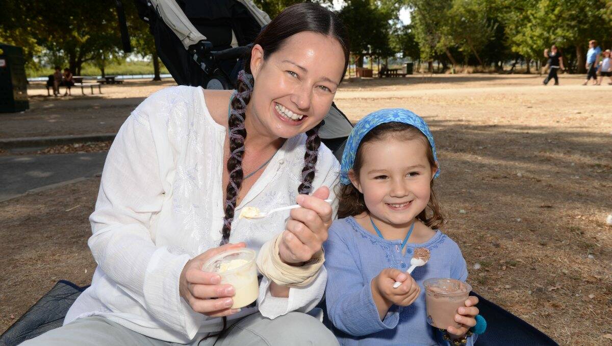 Michelle Covick and Indi Covick, 3, at The Courier Begonia Parade. PICTURE: KATE HEALY