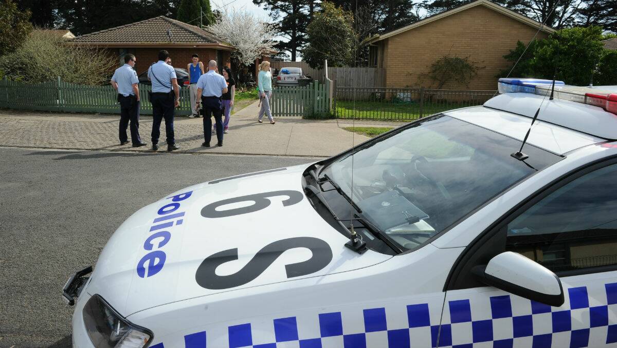 Police speak to Wendouree residents following the shooting of the dog. PICTURE: JUSTIN WHITELOCK
