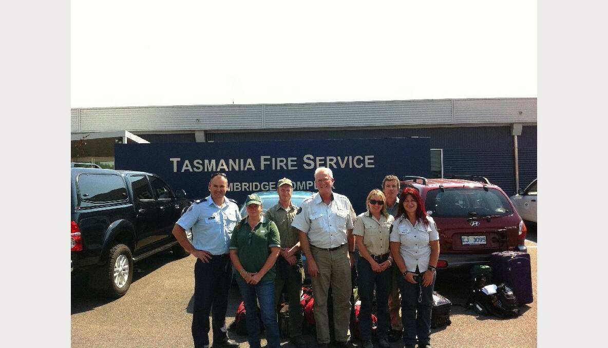 Victorian Aircraft Management contingent made up of CFA, DSE & Parks Victoria. PHOTO: WAYNE RIGG. 