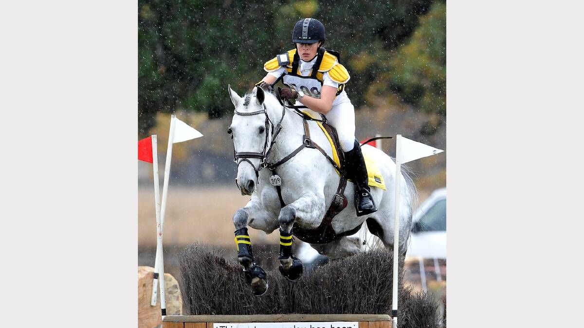 Lucy Yeomans on RSB Bluejay at the Ballarat Pony Club horse trials. 
