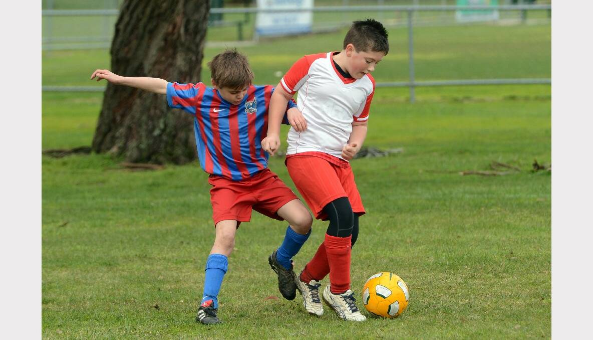 Vic Park Blue's James McCahon and Red Devils' Lachlan Devonshire in the U/11s. PICTURE: KATE HEALY. 