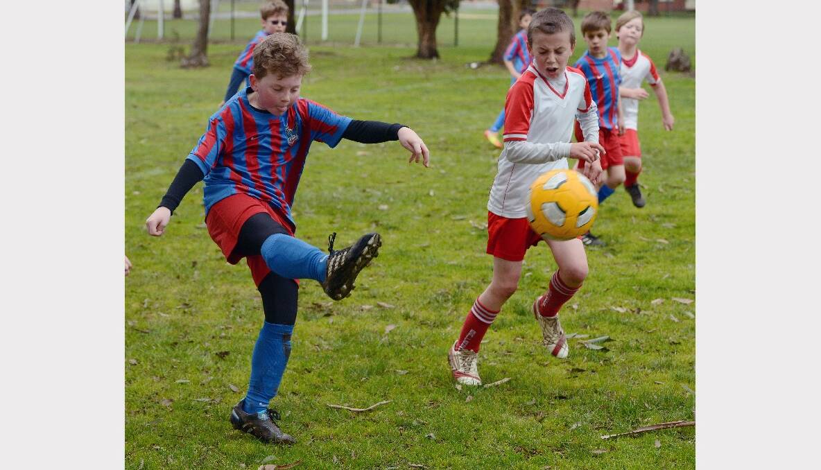 Vic Park Blue's Sam Ogden and Red Devils' Max Koelle in the U/11s. PICTURE: KATE HEALY. 