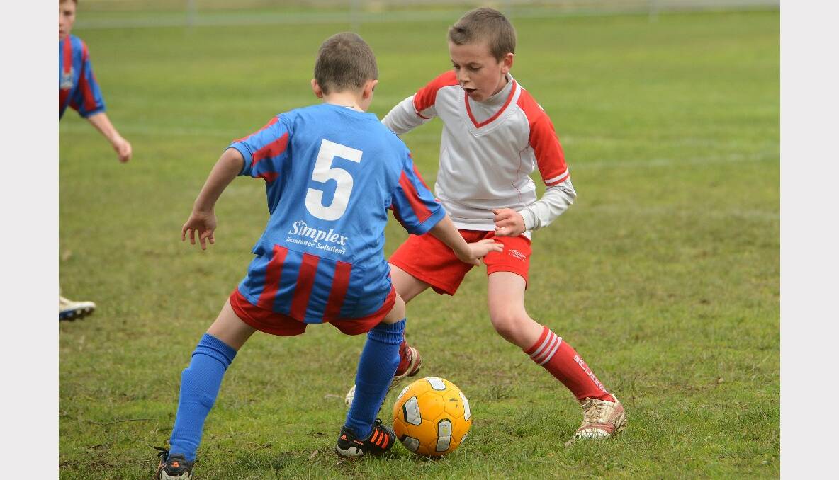 Vic Park Blue's Johnny McKenna and Red Devils' Max Koelle in the U/11s. PICTURE: KATE HEALY. 