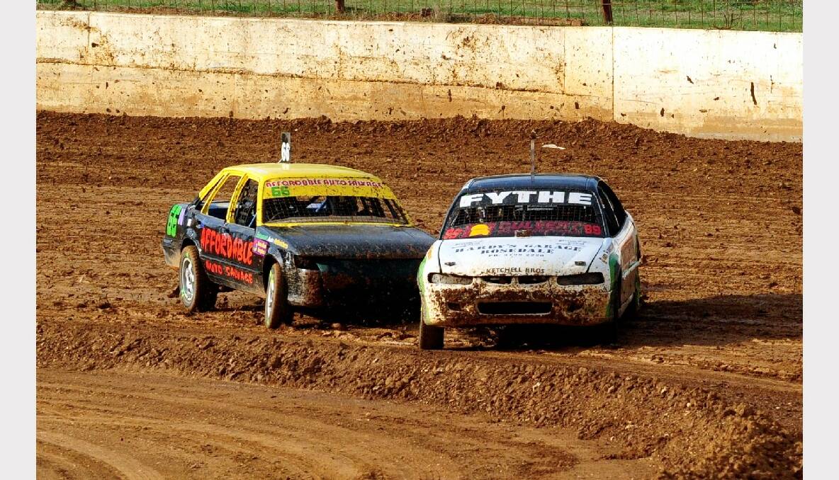 Victorian V8 dirt modified heats at Redline Raceway. Shane Ardley and Ash Fythe. PICTURE: JEREMY BANNISTER