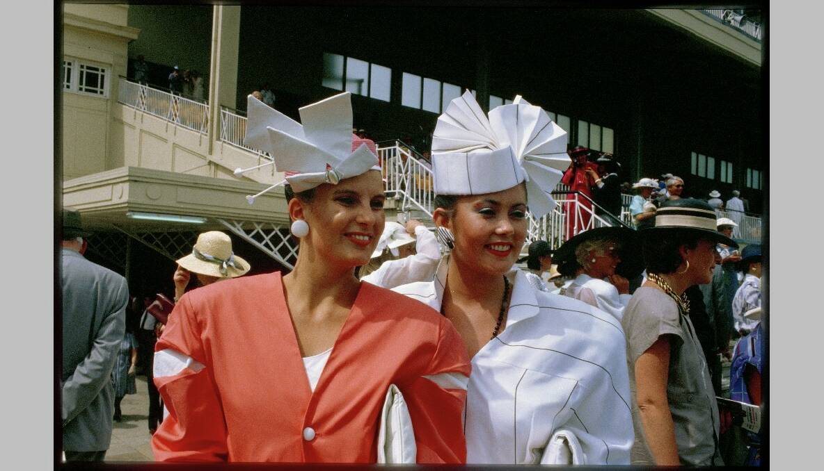 Melbourne Cup and Oakes Day fashion, 1986. Photo: National Archives of Australia