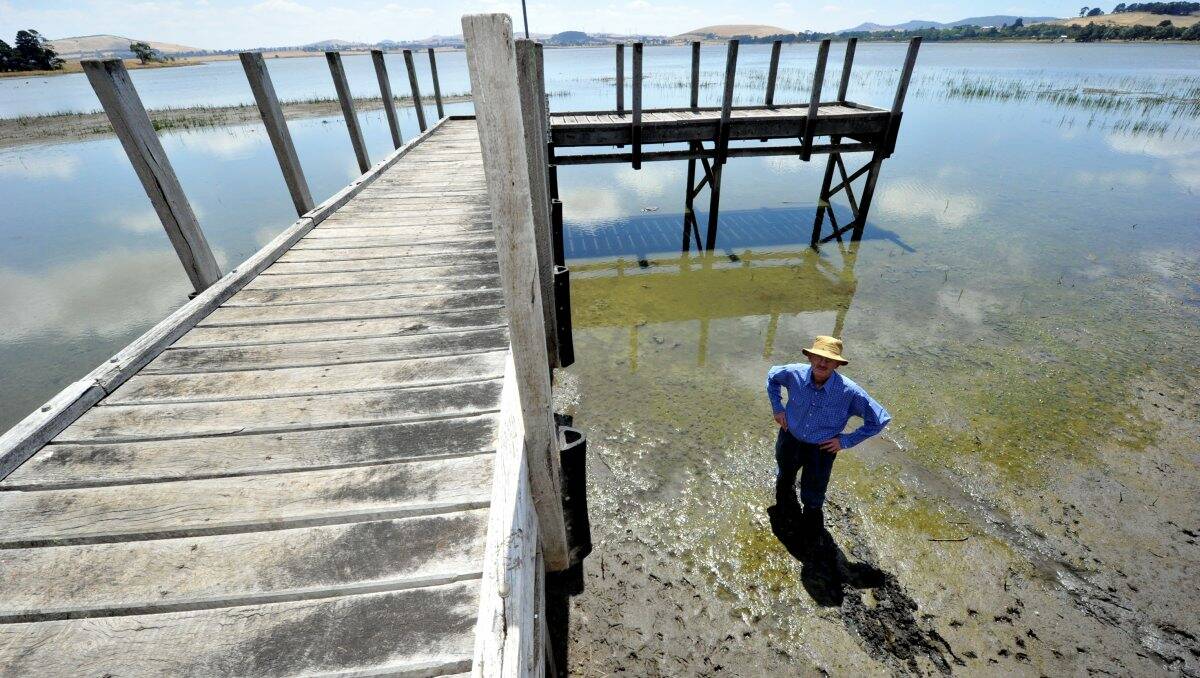 Chairman of the Lake Learmonth Advisory Committee, Fon Ryan, is concerned with Lake Learmonth's falling water levels.