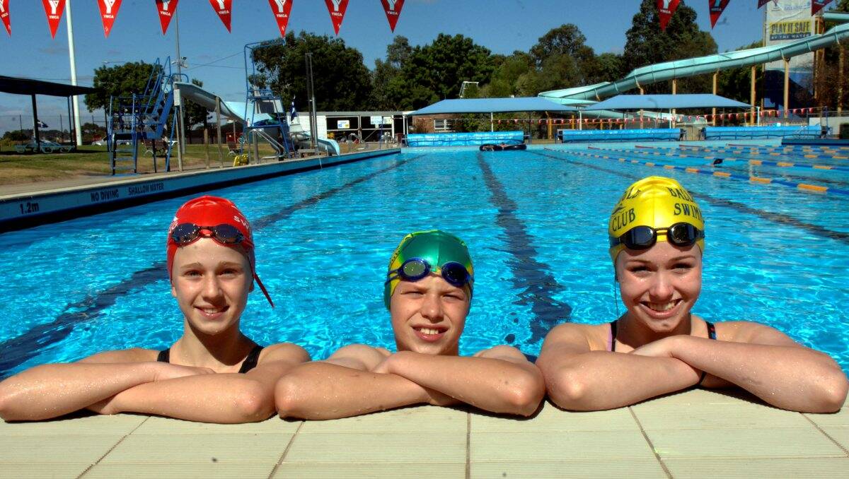 From left, Taylor Smith (Ballarat Swimming Club), Liam Parkinson (Ballarat GCO) and Paige Wilson (Ballarat Gold) get ready for the Victorian Long Course Country Swimming Championships in Sale starting today. PICTURE: JEREMY BANNISTER