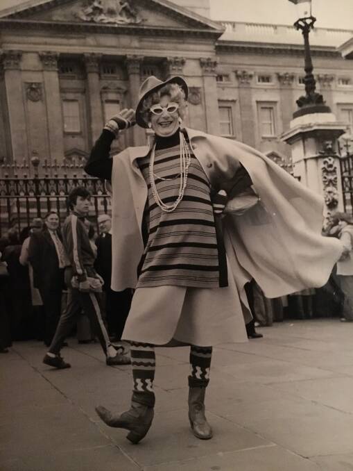 Dame Edna Everage in front of Buckingham Palace in 1978. Picture via Twitter @DameEdnaEverage