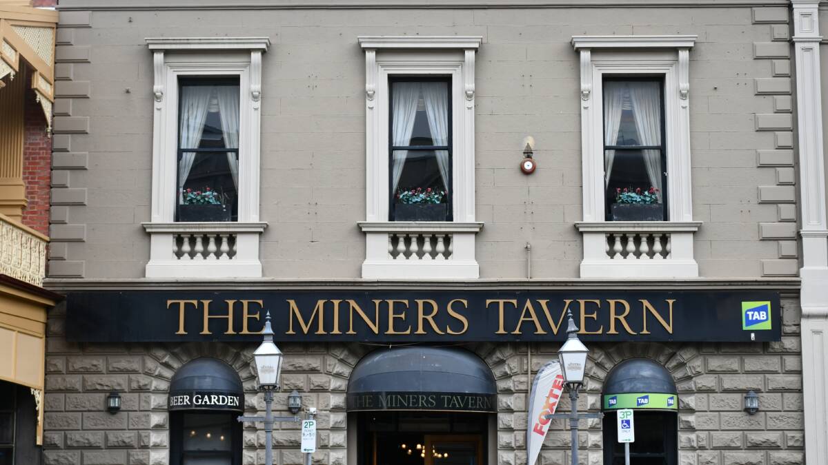 Furniture and pokies cleared out as Miners Tavern closes down