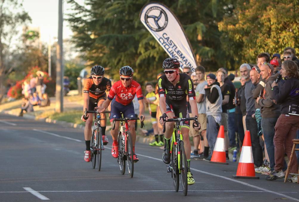Jason Lowndes leading the pack in Castlemaine. Picture: DION JELBART