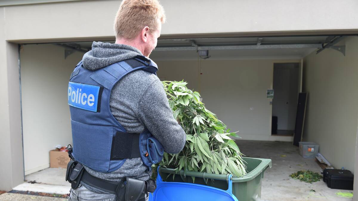 Ballarat Divisional Response Unit detectives execute search warrants on two houses in Baxter Street, Miners Rest. Picture: Lachlan Bence