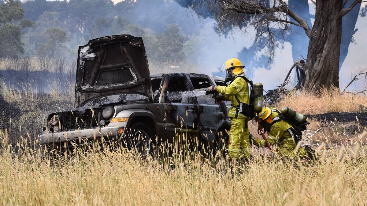 Returning firefighter heroes stop to help fight grass fire in Wendouree West