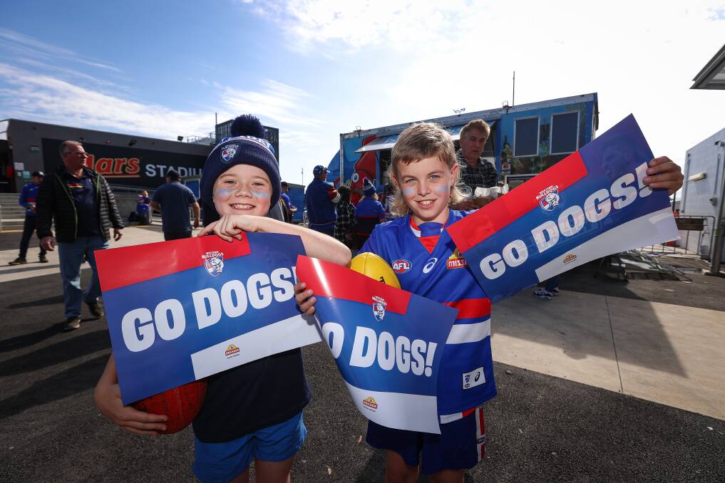 SNARLING: Ballarat juniors Zachary Mathews and Billy Drew out in full voice for the AFL. Picture: Luke Hemer
