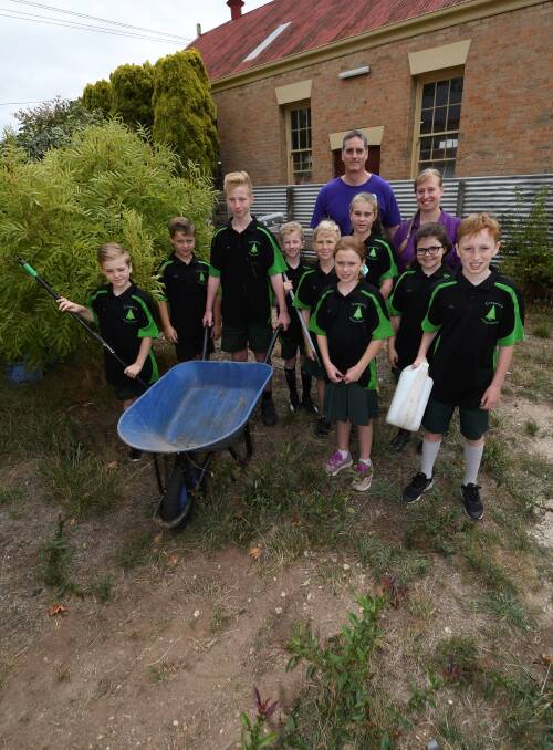 READY TO WORK: Creswick primary's hands-on learning team in the garden with Shannon's Bridge's Jeremy McKnight and Claire Hepper. Picture: Lachlan Bence