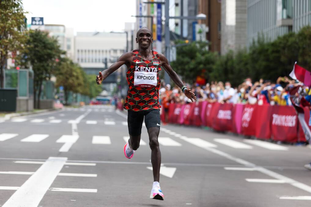 HISTORY MAKER: Kenyan Eliud Kepchoge, pictured celebrating his Tokyo Olympic marathon win, has made a ringing endorsement of Stewart McSweyn. Picture: Lintao Zhang, Getty Images