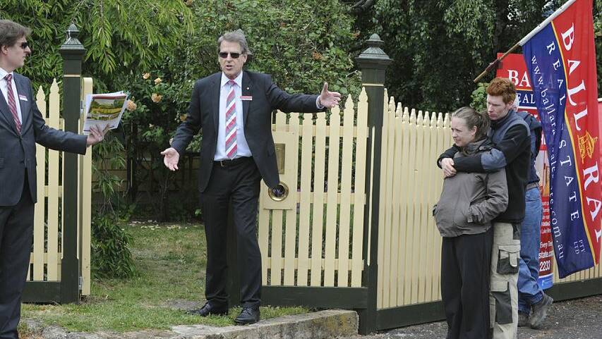 Ron Morrison auctioning off a Lake Wendouree home more than a decade ago. Picture by Justin Whitelock.