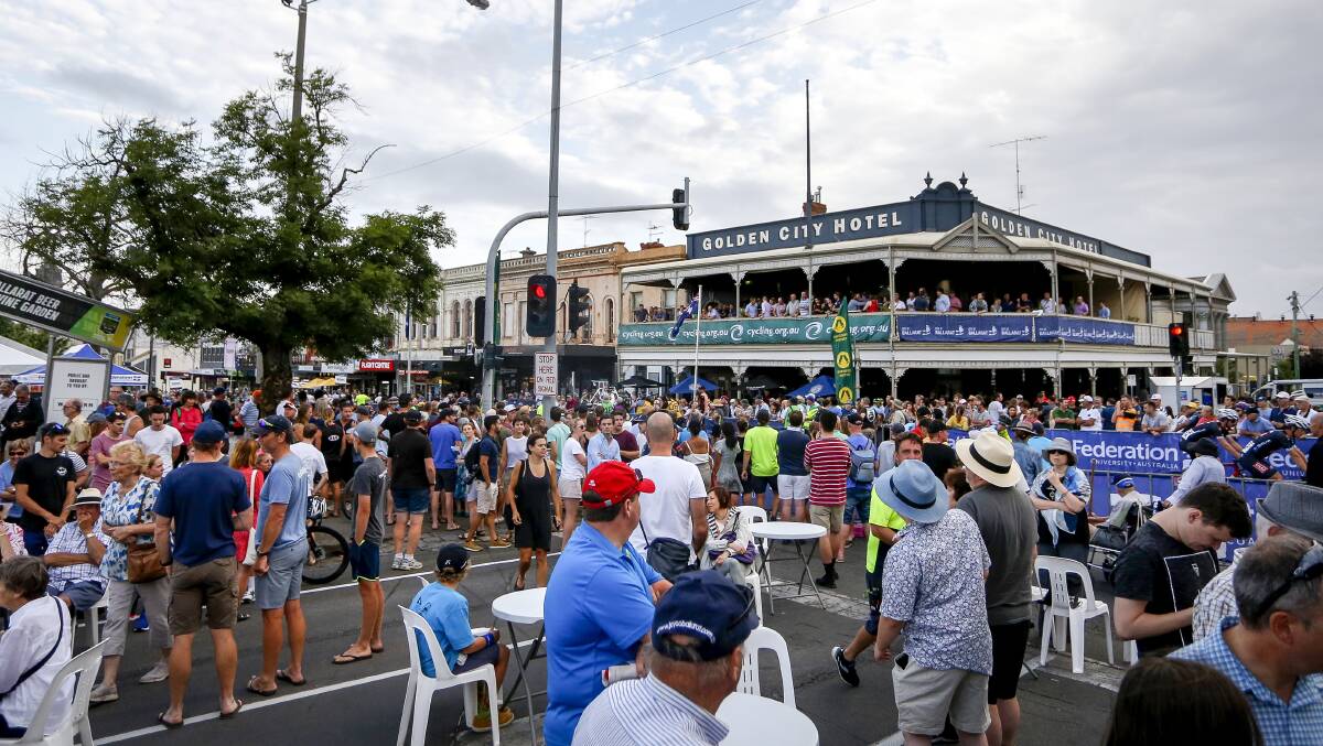 Crowds gather for the elite men's criterium at the 2019 RoadNats. Picture: Dylan Burns