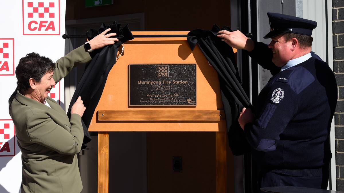 Buninyong MP and second lieutenant Matthew Cane unveil the plaque.