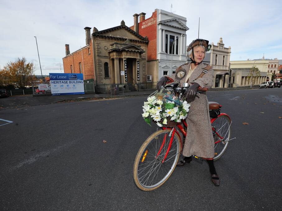 Linda Frankin gets into the swing of Heritage Weekend at the annual Tweed Ride.  Picture: Lachlan Bence. 