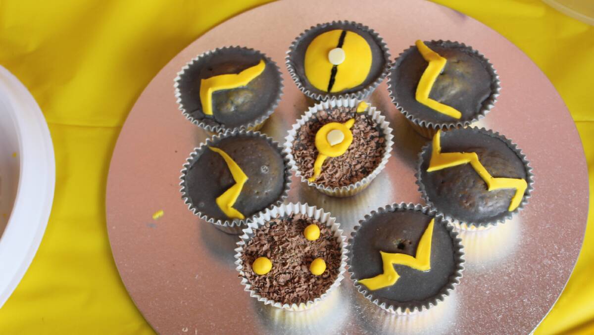 Yellow team theme: Cupcakes carry the theme.