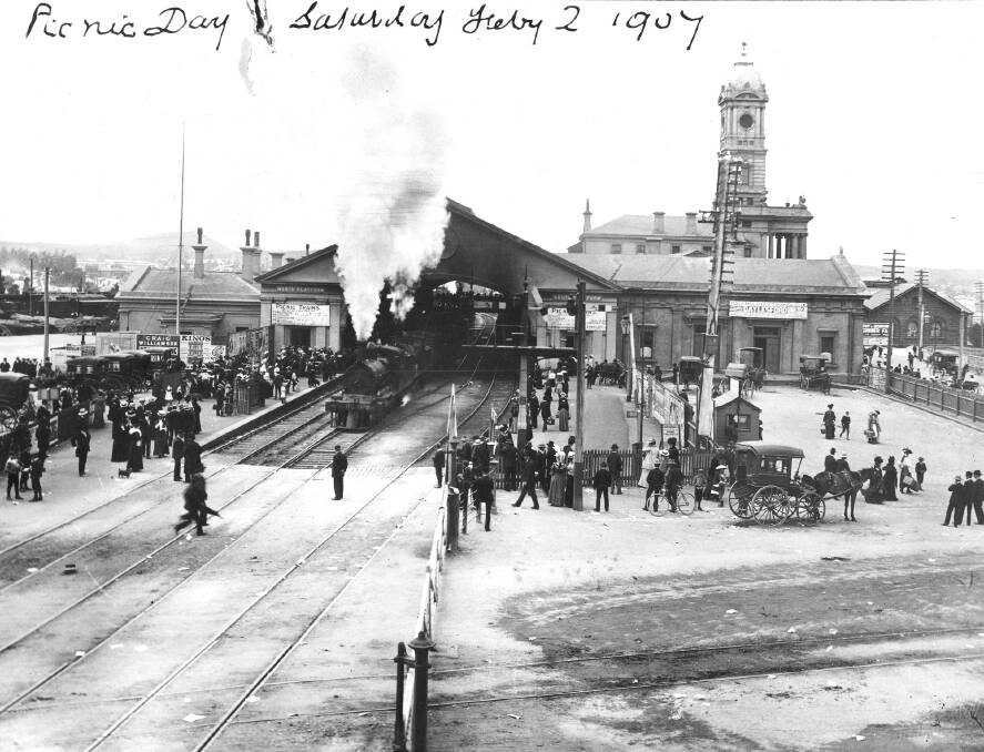 Busy: DD 592 leads a double-headed Down goods train through the centre roads at the western station in Ballarat during what appears to be a busy holiday period on 2 February 1907. The picnic race signs are clearly noticeable on the western façade above both the north and south platforms. The Lal Lal race trains departed from the
special platform that was located near the goods yard in the top left of the photo. Picture: ARHSV Archive.