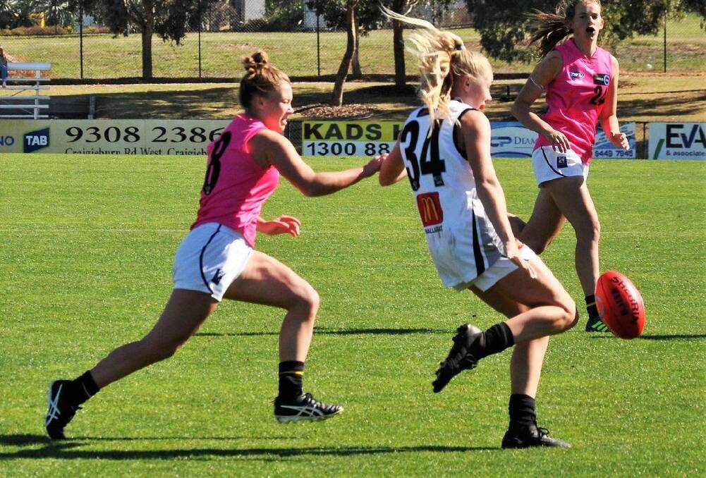DOWN THE LINE: GWV Rebel Stephanie Glover kicks long down the line during its clash with Murray Bushrangers at RAMS Arena on Saturday.