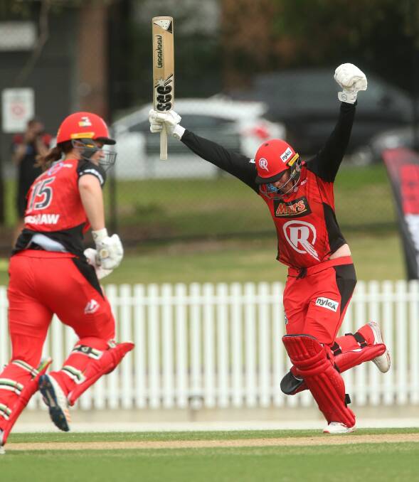 Claire Koski hits the winning runs for Melbourne Renegades. Picture: Hamish Blair