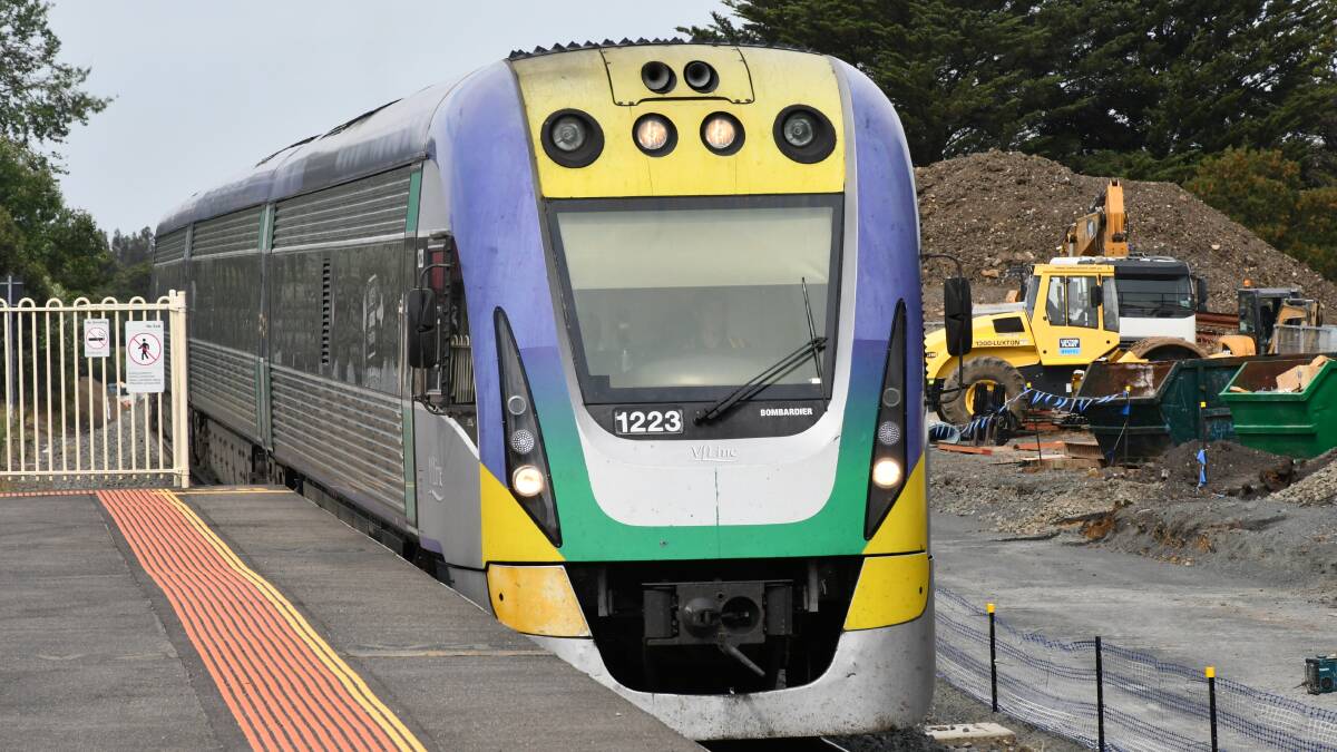 how to get to ballarat from melbourne by train