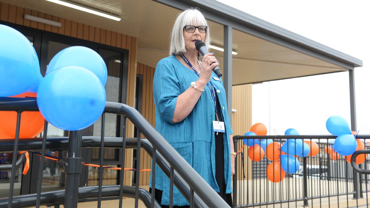 Siena Primary Schoolo principal Jo Brewer has welcomed a coalition commitment to fund a bus interchange and gym for the school. 