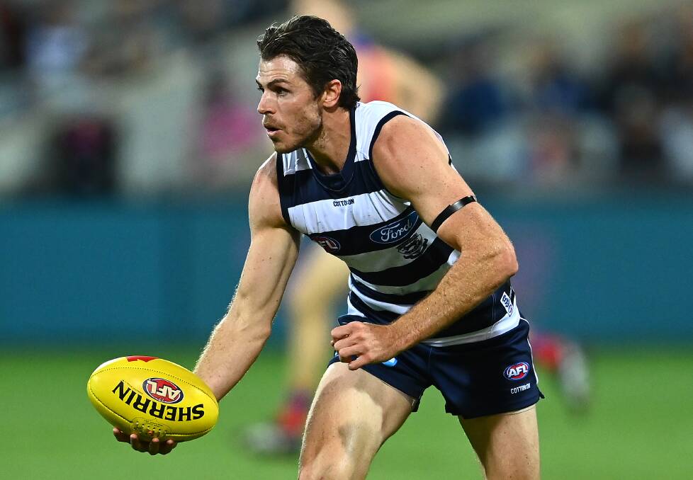 FITTING IN: Triple premiership Hawk Isaac Smith has seamlessly worked his way into the Geelong midfield in 2021. Picture: Getty Images