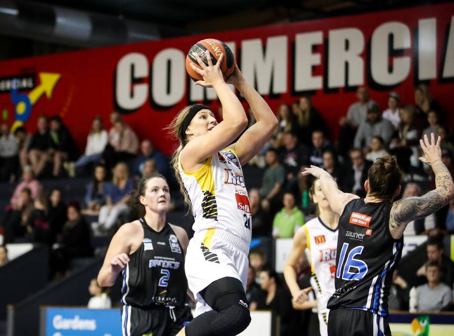 SHOOT: Ballarat Rush import Olivia Hackman is starting to get comfortable with her new teammates after her second straight 20-plus point outing. Picture: Beau Greenway