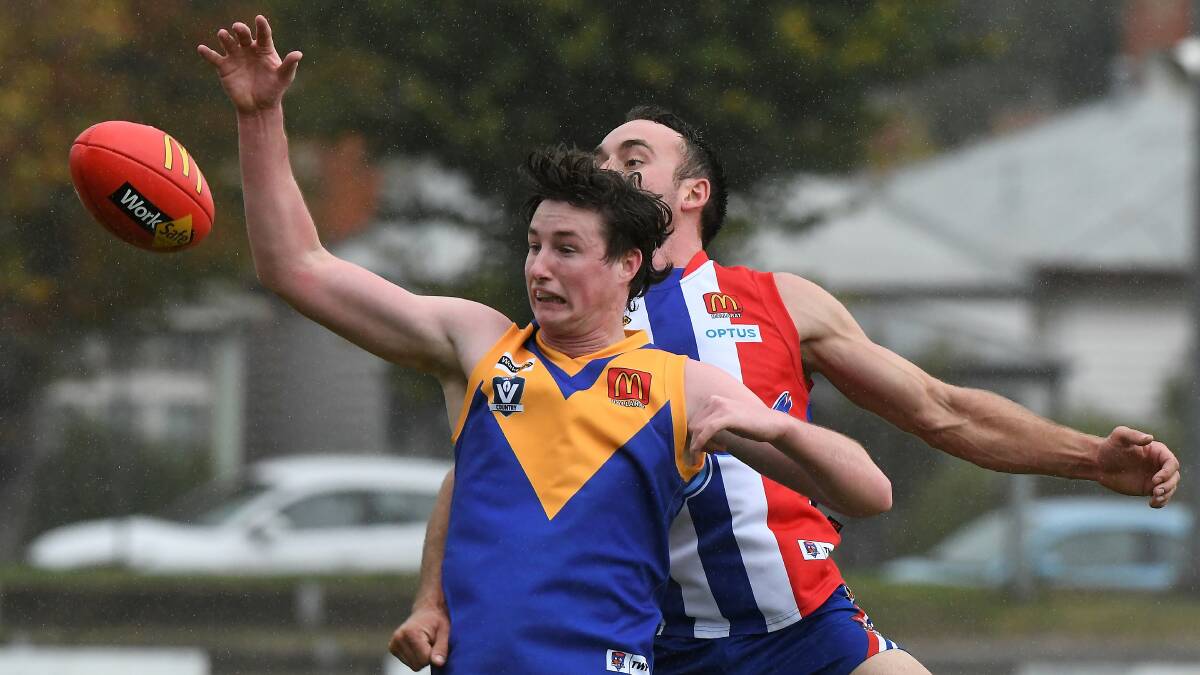 Sebastopol tall Nick Hausler gets front position on East Point ruckman Jaykeb Lench. Pictures: Lachlan Bence