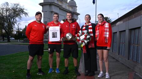 Ballarat senior football and A grade netball leaders Andrew Hooper, Chris Maple, Keegan Mellington, Erin Richardson and Brooke O'Brien paid tribute to Swans champion Max Wheeler at the Arch of Victory in the lead-up to Anzac Day. Picture by Adam Trafford. 