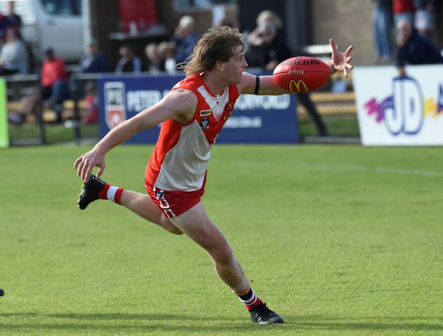 Nick Weightman attempts to gather the ball. Picture: Lachlan Bence