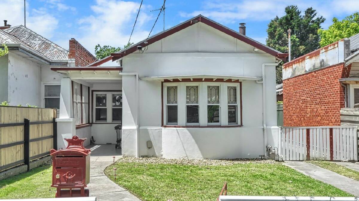 SOLD: 105 Raglan St was sold to a Singaporean investor for $585,000, $35,000 more than the top of the quoted range, after a spirited auction on Saturday. 