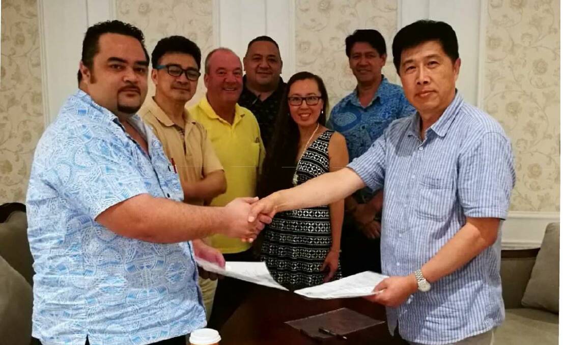 Hong Kong businessman Ho Yuen Li (right) signs a memorandum of understanding with a representative of the Chamber of Commerce and Industry in Samoa (left). Then-Wagga MP Daryl Maguire is third from left, next to his alleged immigration consultant Maggie Wang, third from right. Picture: ICAC