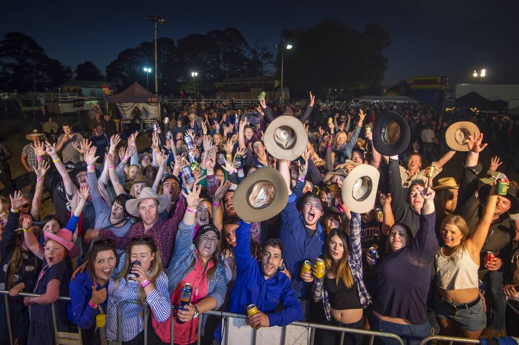 Crowds watch the Iain Archibald Band at the 2017 Kingston Rodeo. Picture: Dylan Burns 