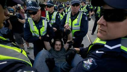 Police remove a small group of student protestors at the intersection of Spring and Bourke streets. Photo: Jason South