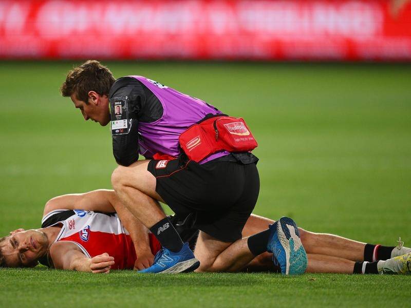 St Kilda's Mason Wood suffered a broken collarbone and concussion in the win over Collingwood. (Morgan Hancock/AAP PHOTOS)