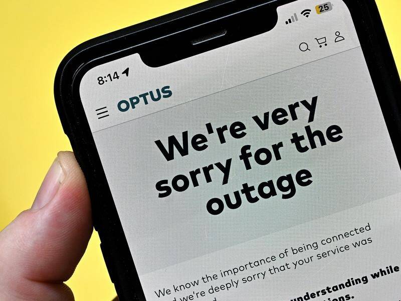A report on the handling and impact of last year's Optus outage has been handed to the government. (Dave Hunt/AAP PHOTOS)