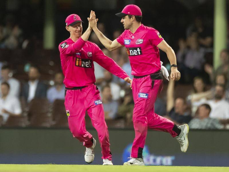Moises Henriques (r) is one of the best skippers around, says his Sydney Sixers teammates.