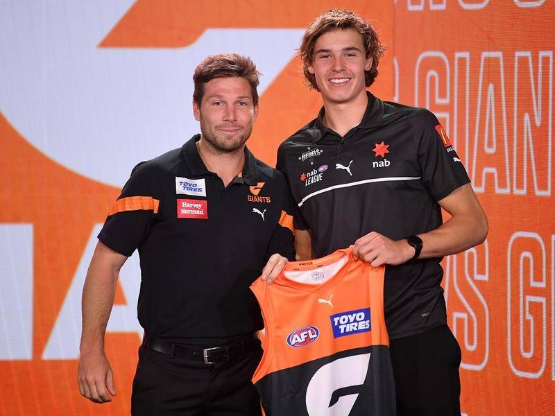 Aaron Cadman (R) will join GWS star Toby Greene at the Giants as No.1 pick in the 2022 AFL draft. (Morgan Hancock/AAP PHOTOS)