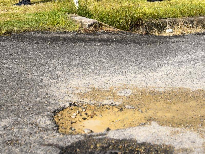The federal government is being urged to help under-resourced councils maintain local roads. (Lukas Coch/AAP PHOTOS)