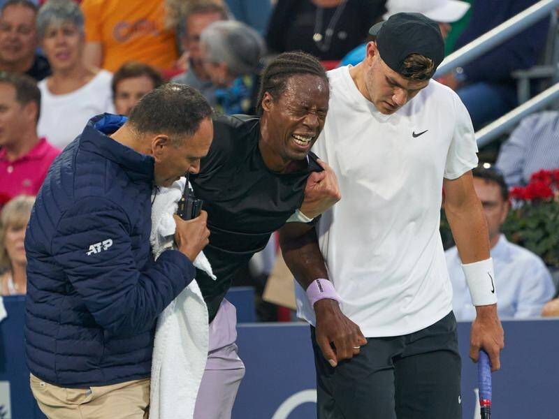 Gael Monfils (c) is out of the US Open after failing to recover from last week's injury in Canada. (EPA PHOTO)