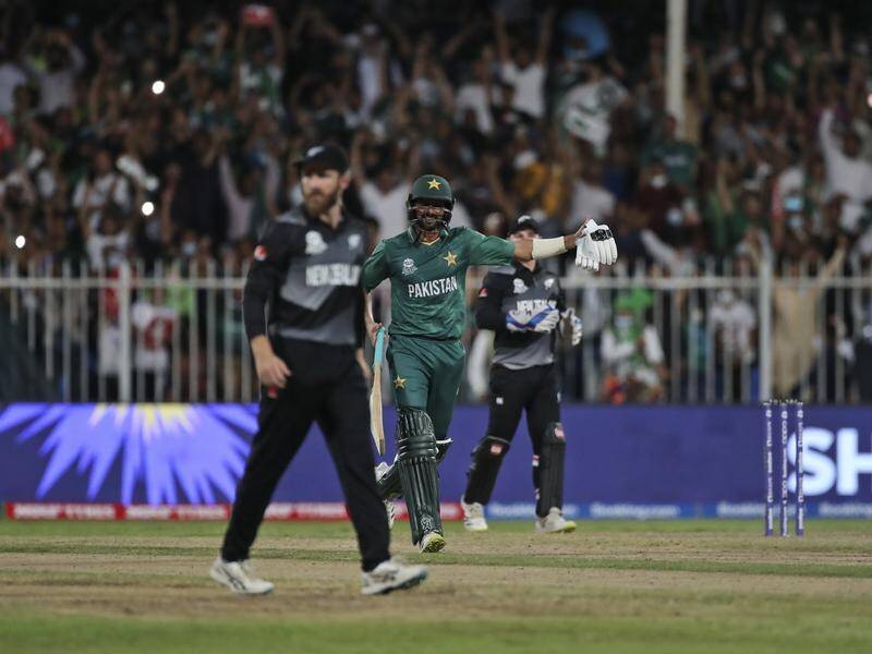 Shoaib Malik has helped steer Pakistan to a five wicket win over NZ at the T20 World Cup.