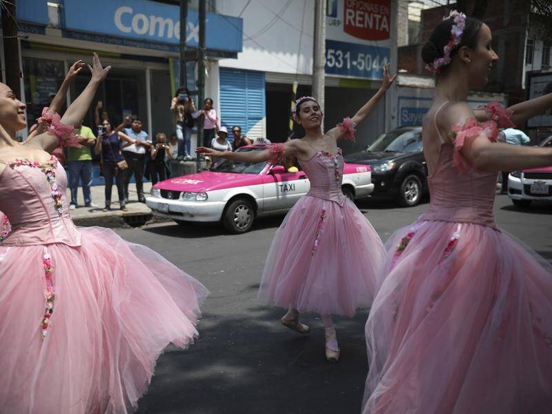Tutu-clad ballerinas have delighted motorists in Mexico by dancing at snarled intersections.