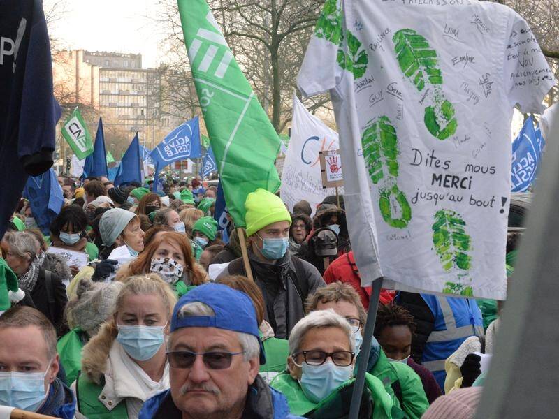 Thousands of health workers have attended a rally against Belgian plans for their mandatory jabs.