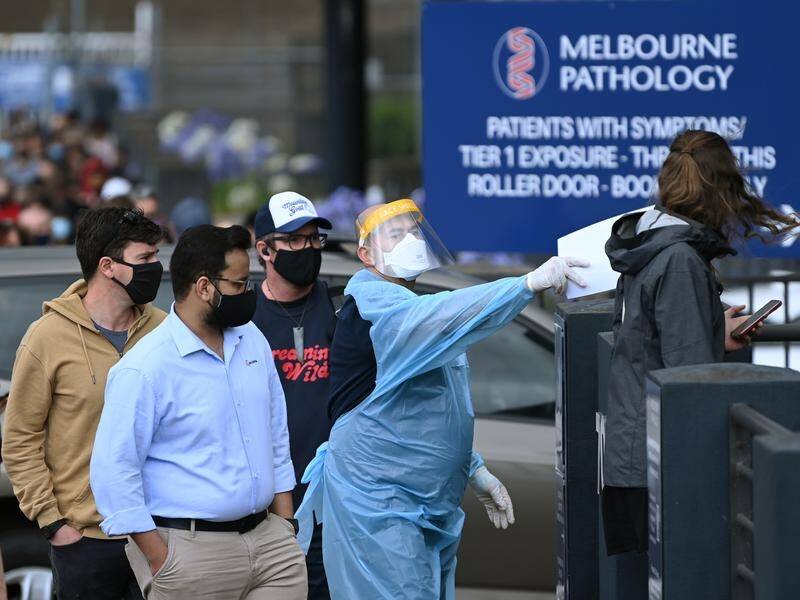 Victoria will hand out three million free high-filtration COVID-19 masks. (Joel Carrett/AAP PHOTOS)