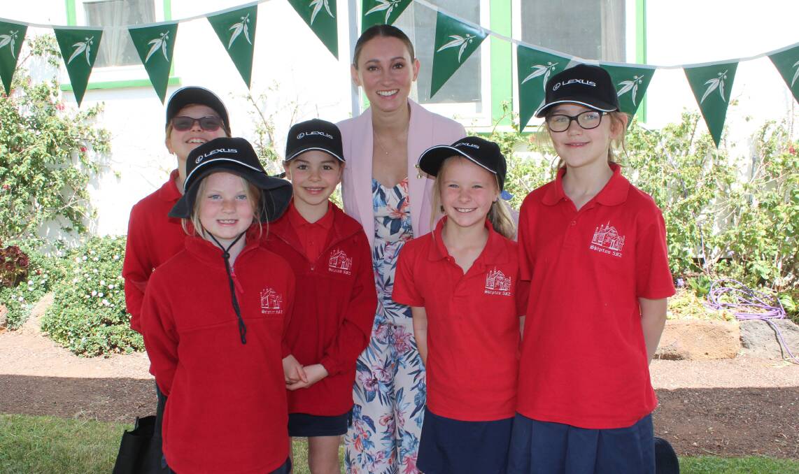 Katelyn Mallyon with Skipton Primary School pupils. Picture: Supplied