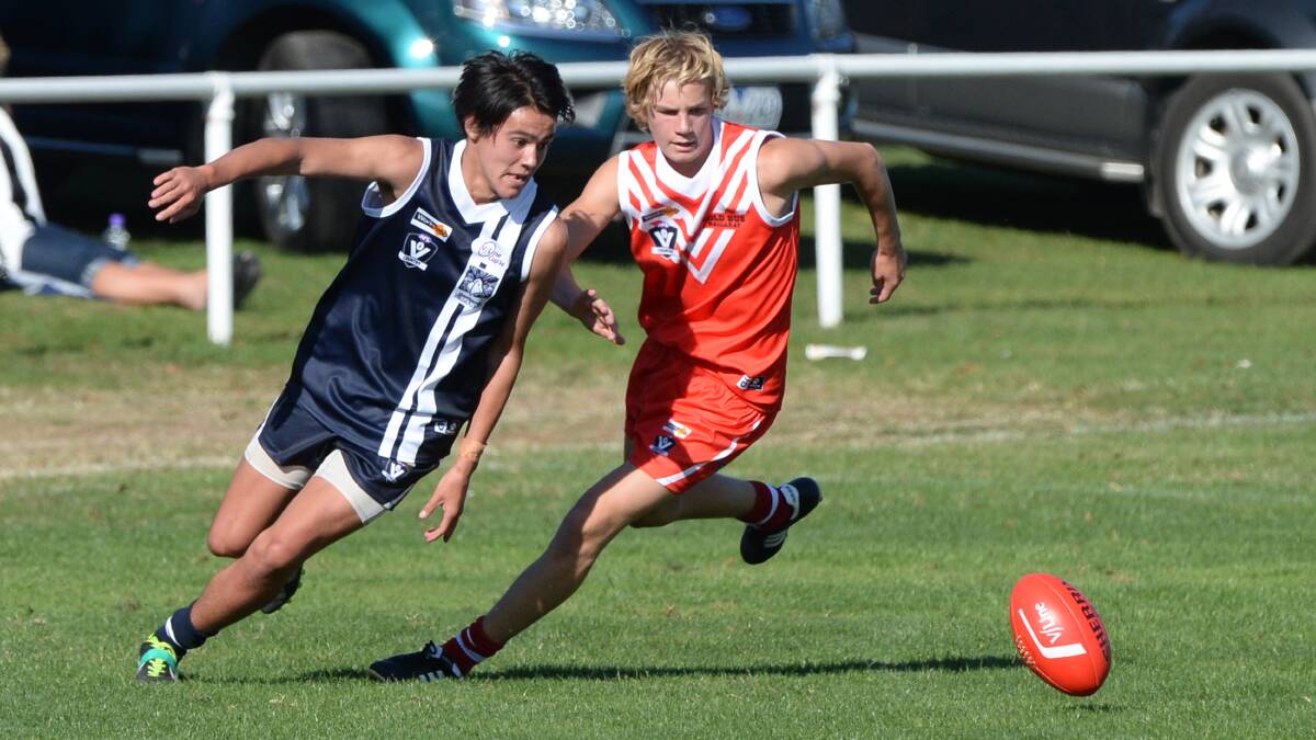 V/LINE UNDER-15 SCHOOLBOY FOOTBALL CHAMPIONSHIPS - div 1 - round 1 - Ballarat v Geelong. Sam Wolfenden (Geelong) and Ben Hutt (Ballarat).
PIC: KATE HEALY
